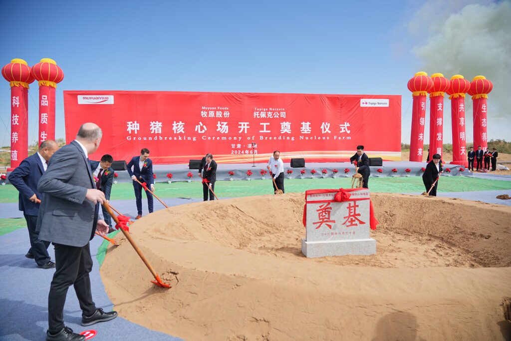 La ceremonia por la colocación de la primera piedra marca el inicio de la colaboración en el desarrollo de una nueva granja núcleo en China